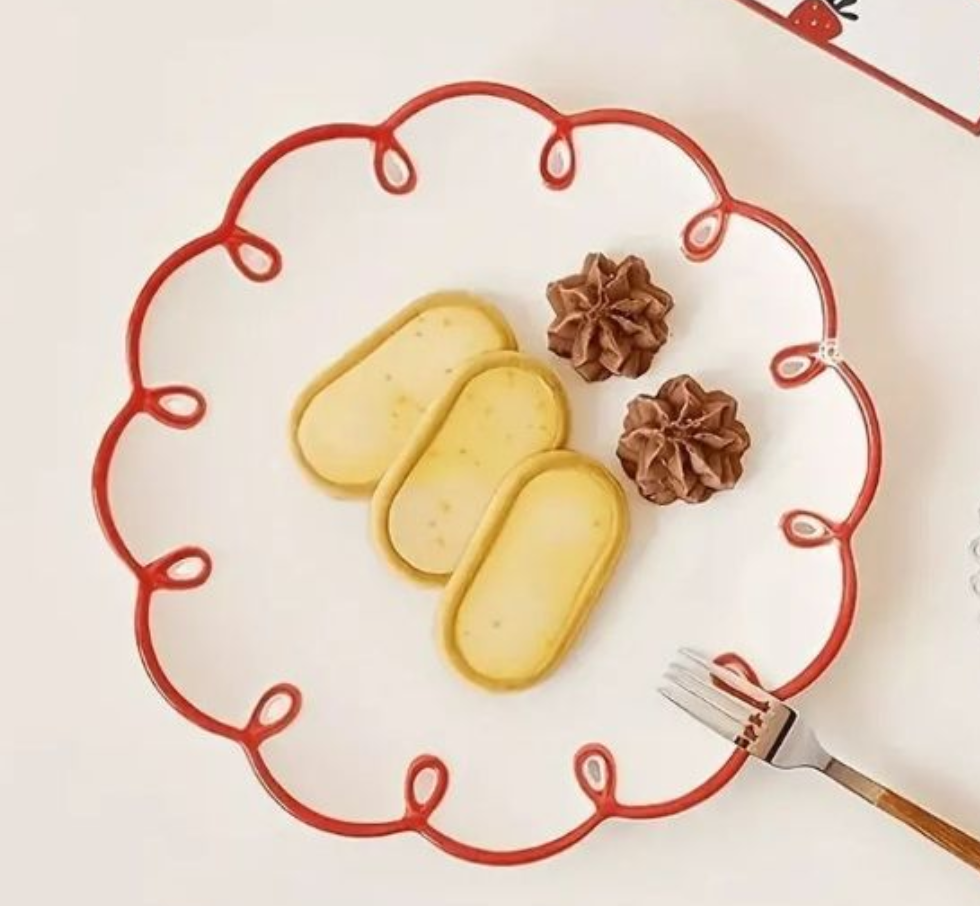 可愛いデザインのレッドフリルセラミックプレート白いセラミック製の皿に赤い縁があり、シンプルなレトロな釉薬の波模様の皿、ケーキ皿、フルーツ皿、朝食皿、ステーキ皿、パン皿、家庭用、寮用、レストラン用、キッチン用品、食器